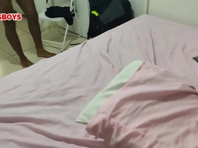 Jogador de futebol foi só tomar um banho na casa do prim.., mas acabou comendo o cú desse sarado tatuado que usa calcinha  l assista completo no red
