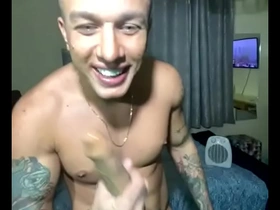 Gostoso mostrando tudo na cam