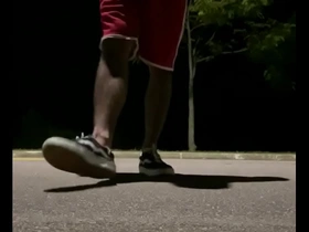 Skatista dotado andando de skate
