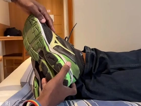 Macho casado me fez chupar os seus pés